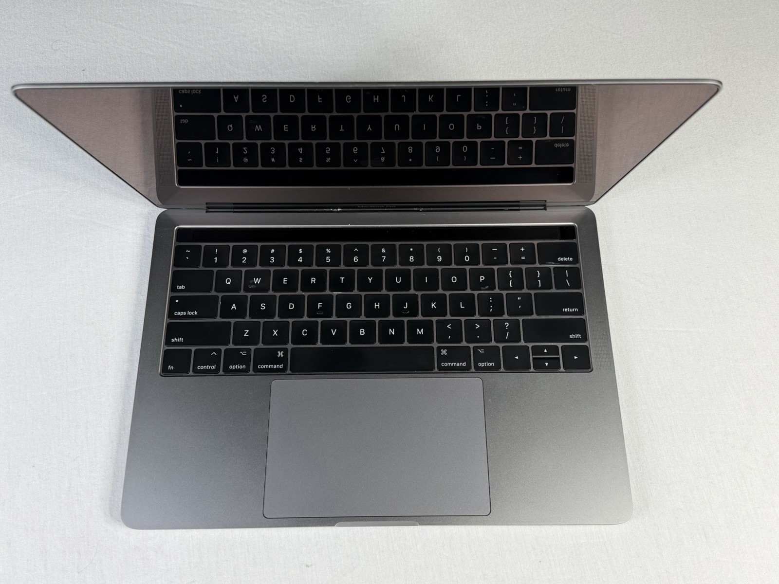Apple MacBook Pro A1706 13 Core i7-7567U @3.5GHz 16GB Gray / 256 GB