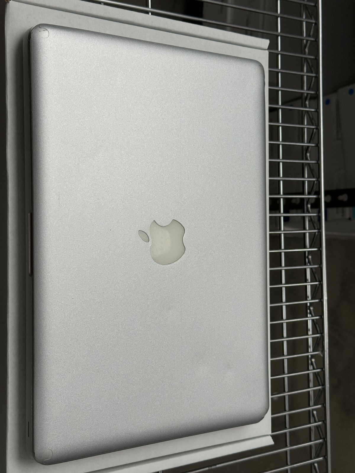 2010 Apple MacBook Pro 13.3″ (Intel Core C2D 2.66 GHz 4GB RAM  1TB HDD) Grade C
