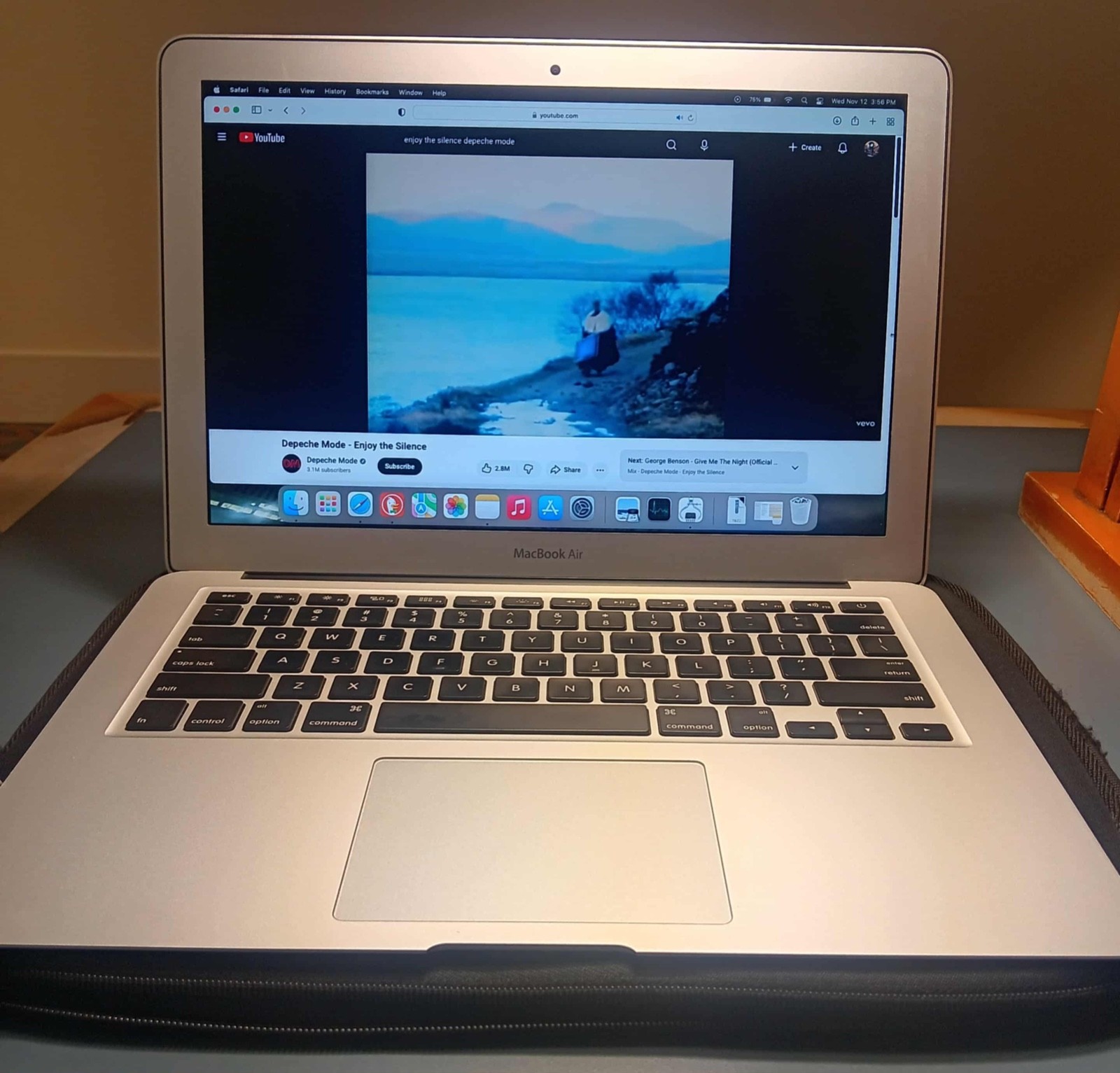 Apple MacBook Air 13″ A1466 Laptop Silver Early 2015 250GB SSD w/ Charger bundle