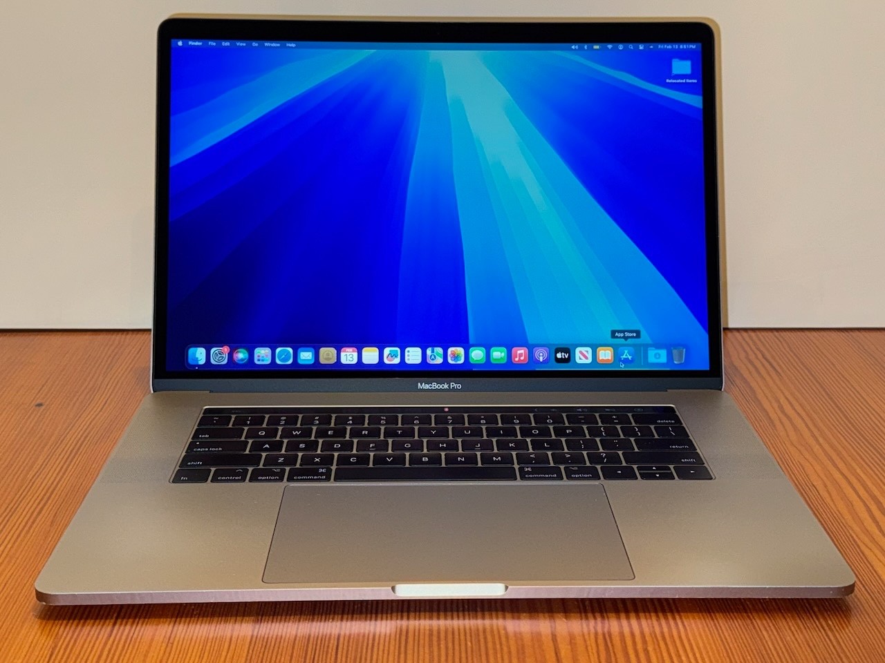 PERFECT!! Apple MacBook Pro Retina 15″ 6-Core i7 + TouchBar + 3 Year Warranty!!