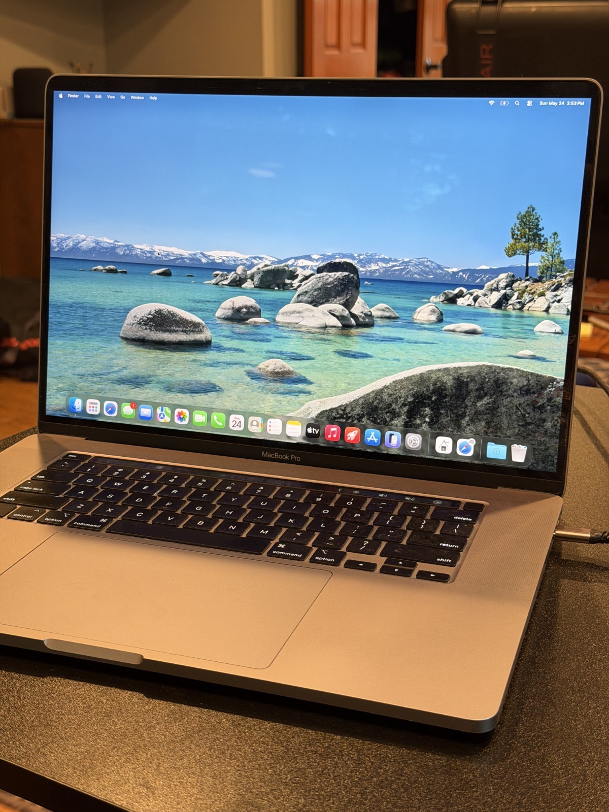 Apple MacBook Pro 16″ (512GB SSD, Intel Core 9th Gen., 2.6GHz, 16GB RAM) Laptop