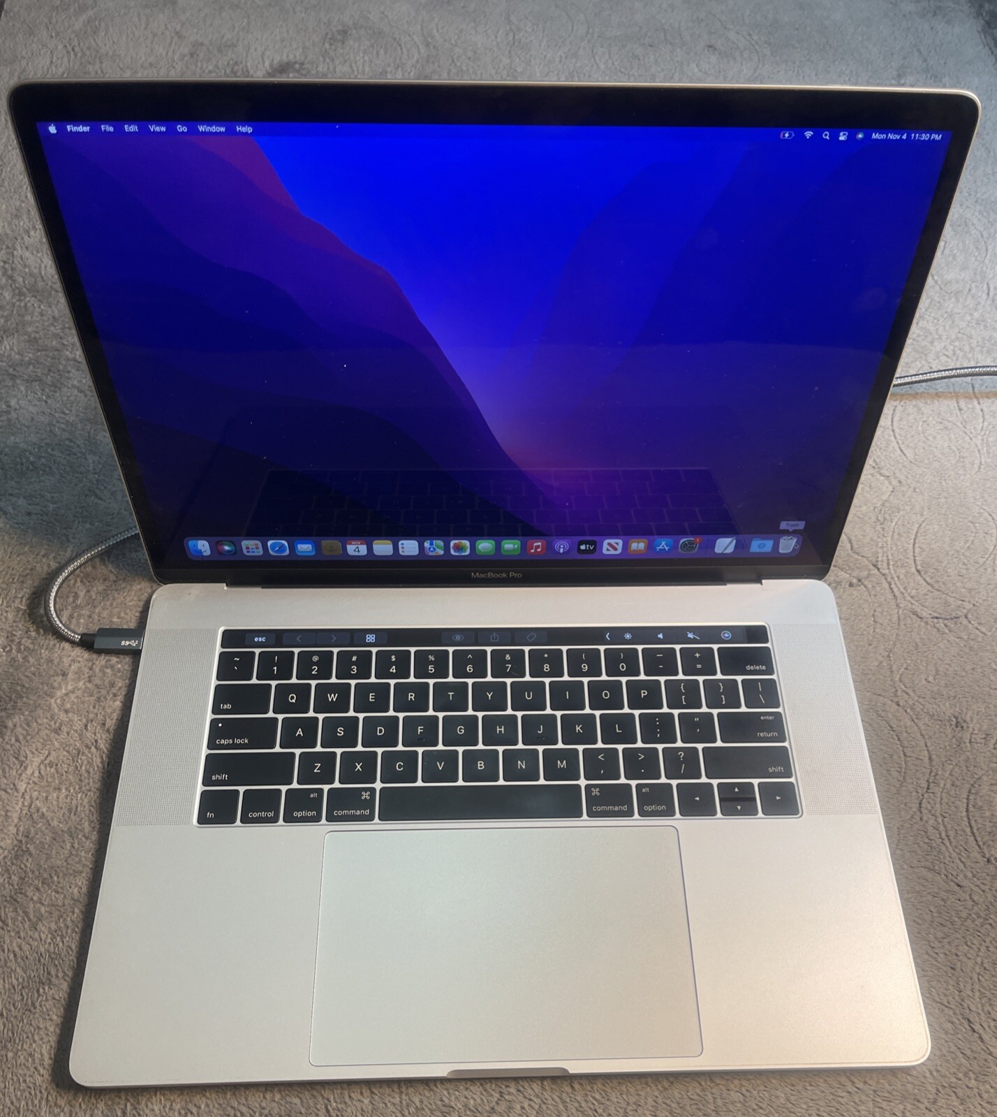 Touch Bar 2016 MLH32LL/A APPLE MACBOOK PRO 15″ I7 2.6GHZ 16GB RAM 256GB SSD SILV